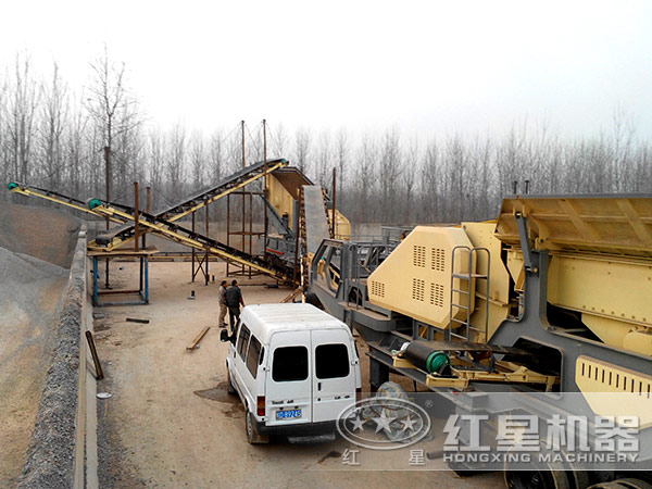 流動(dòng)石子破碎機(jī)生產(chǎn)砂石現(xiàn)場