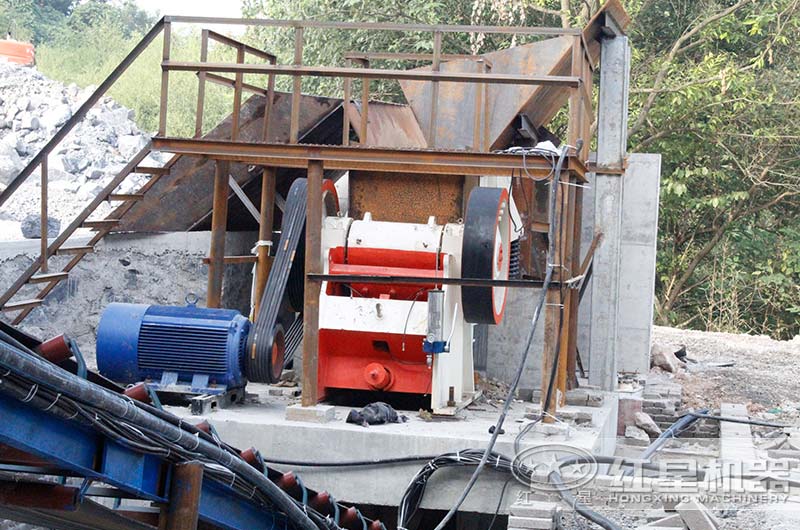 鄂式破碎機工作現(xiàn)場實拍圖