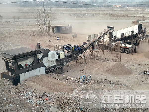 汽車式移動破碎機(jī)作業(yè)現(xiàn)場