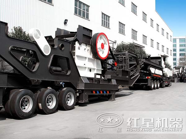 整裝待發(fā)的汽車式移動破碎機(jī)