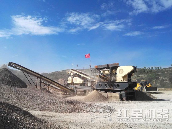 車載移動(dòng)破碎機(jī)作業(yè)現(xiàn)場(chǎng)