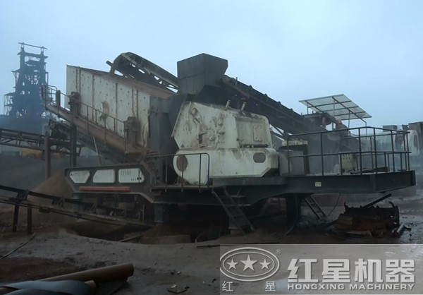 移動(dòng)反擊式破碎站破碎建筑垃圾現(xiàn)場圖