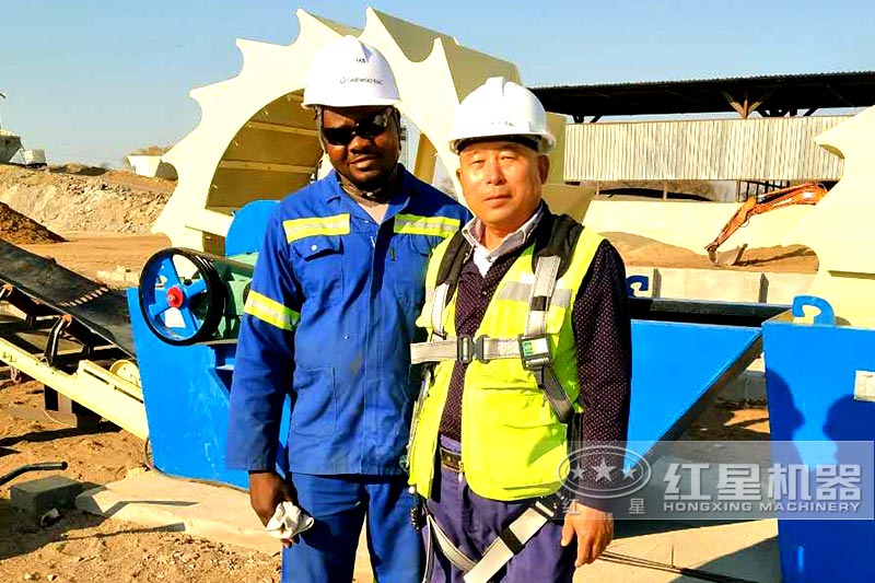 紅星贊比亞客戶洗砂機現(xiàn)場合影