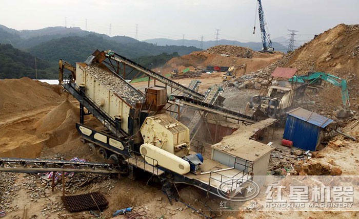 移動(dòng)破碎篩沙一體機(jī)現(xiàn)場