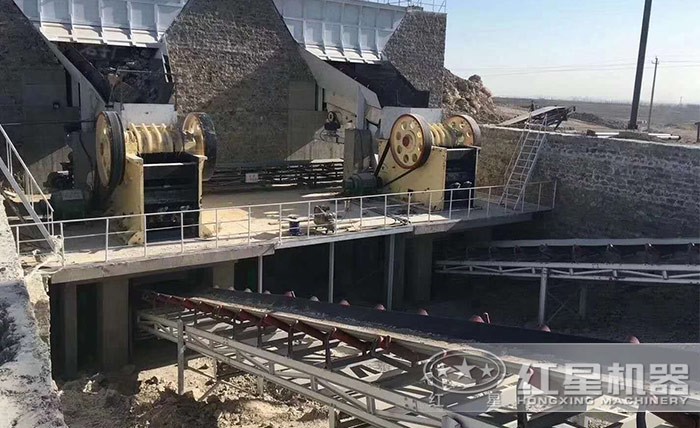 顎式破碎機(jī)用作石頭的粗碎，現(xiàn)場(chǎng)實(shí)拍