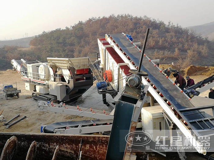 履帶式移動(dòng)破碎機(jī)現(xiàn)場