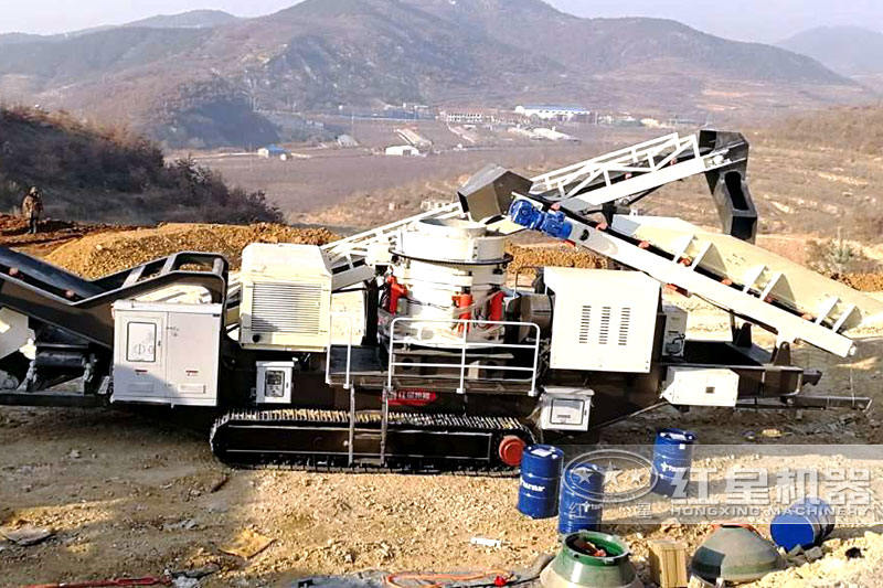 移動(dòng)圓錐破+振動(dòng)篩，生產(chǎn)現(xiàn)場(chǎng)