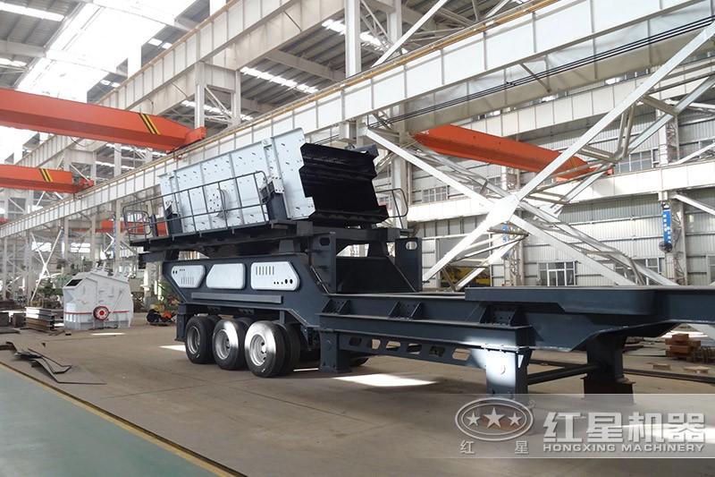 移動(dòng)式篩石機(jī)車(chē)間安裝中