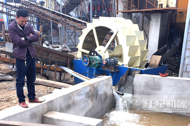 設(shè)置蓄水池，加入絮凝劑可實現(xiàn)水循環(huán)，環(huán)保