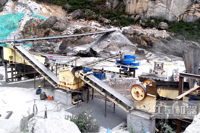 粉碎石頭機(jī)器生產(chǎn)線現(xiàn)場