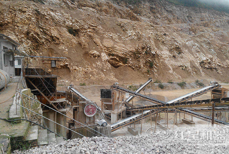 把毛石破碎石子的機(jī)器-碎石機(jī)工作現(xiàn)場