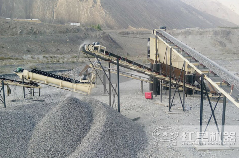 制砂機(jī)加工的機(jī)制砂現(xiàn)場，成品料堆