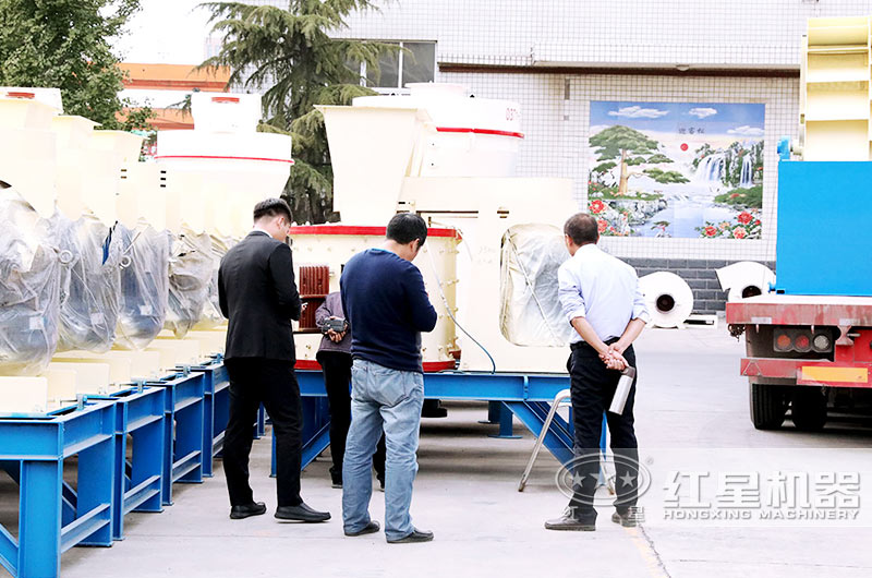 客戶到場參觀，工程師為其量身定制