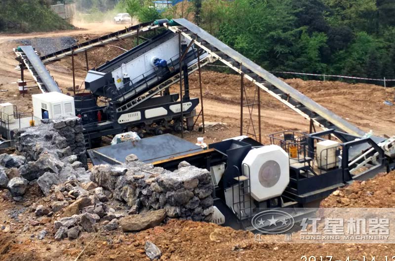 輪式移動破碎站作業(yè)現(xiàn)場，移動顎式破碎站和移動反擊破雙機器搭配完成粗碎和細碎作業(yè)