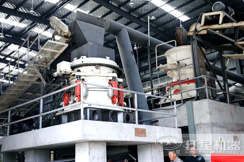 砂石生產(chǎn)線現(xiàn)場多缸圓錐式破碎機(jī)