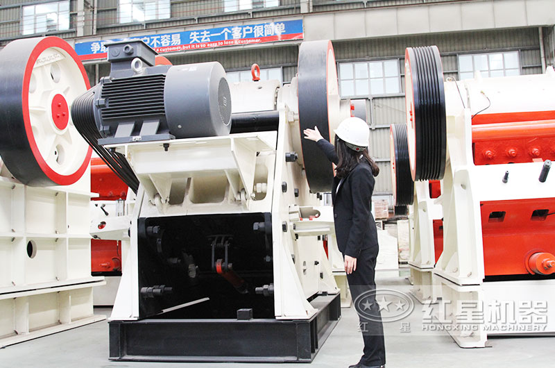 鄂式破石機(jī)進(jìn)料口大，破碎腔深