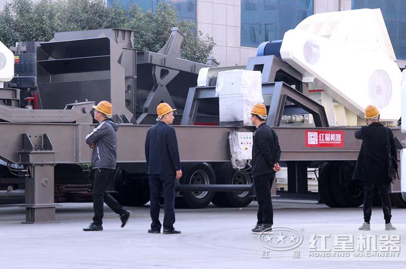 客戶來廠考察參觀移動(dòng)混凝土破碎機(jī)