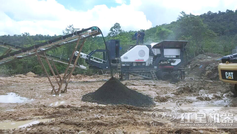 移動煤炭粉碎機(jī)作業(yè)現(xiàn)場