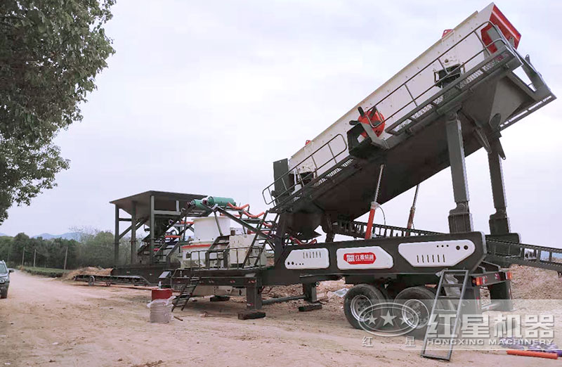 移動(dòng)式碎石機(jī)制砂現(xiàn)場